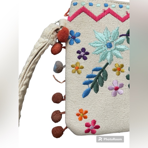 2 Chic embroidered pom tassel clutch - Picture 4 of 6